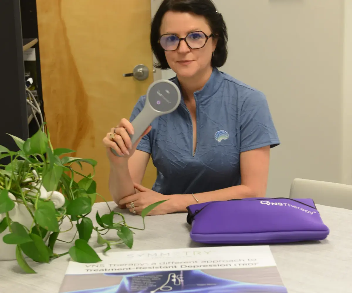 Dra. Alina Galliano mostrando materiales de VNS Therapy en BioMental Clinic