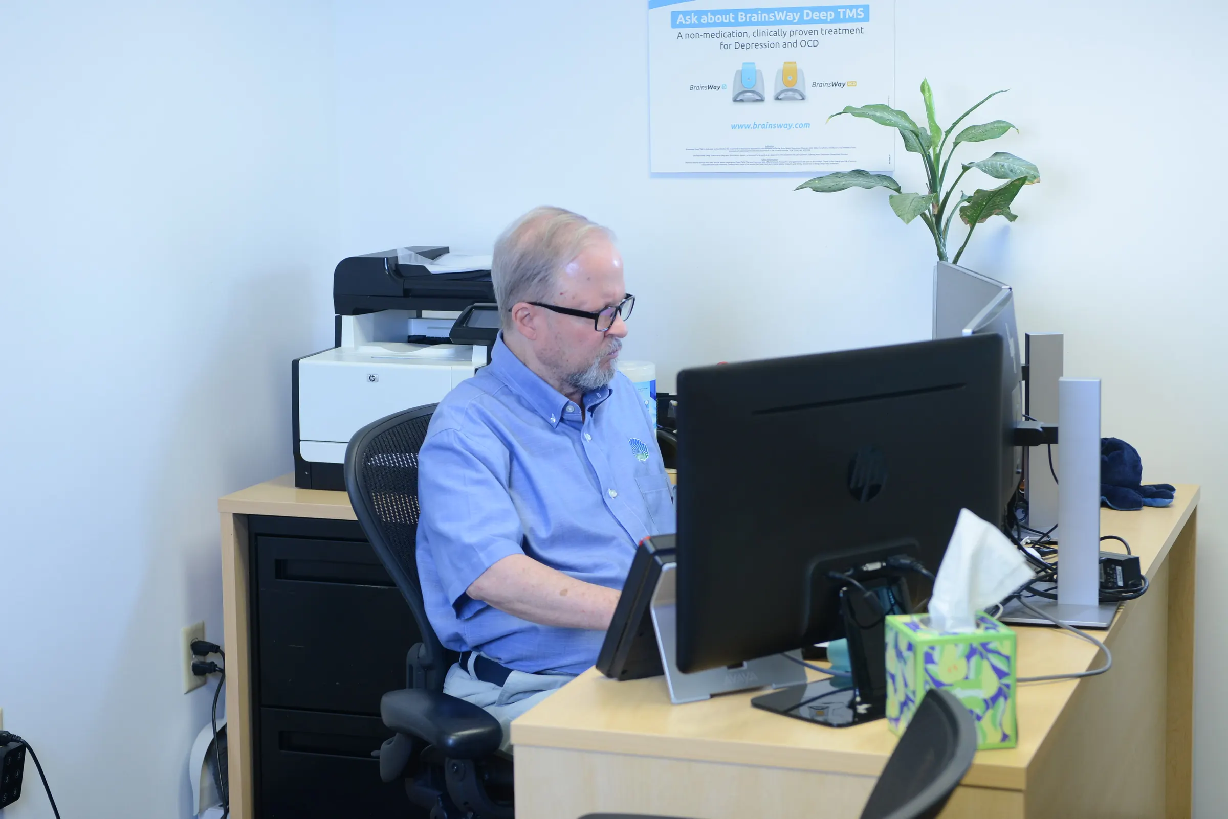 Integrante del equipo de BioMental trabajando en un escritorio de la clínica.